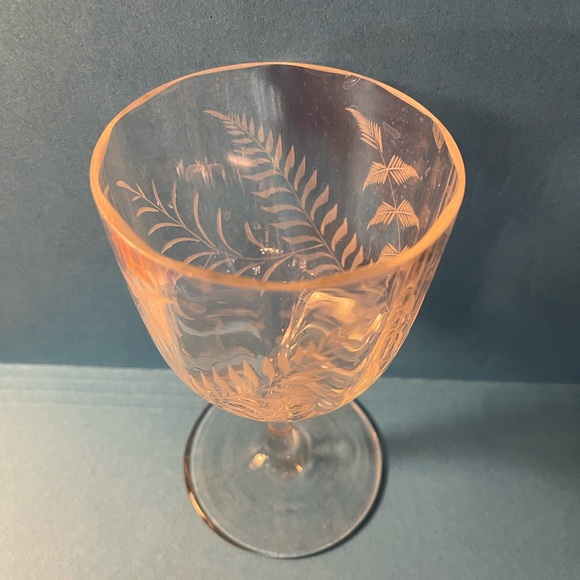 Lovely crystal etched wine glasses. - Picture 4 of 7